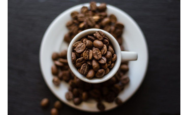 Jak wpływa na Twój organizm mała czarna?